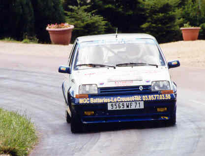 1er rallye pour Cédric et première sortie en 2003 pour la R5 GT Turbo. Sous le déluge, tout commence par un tête à queue dans la première E.S., puis un tout-droit dans la seconde, toujours sous la pluie...